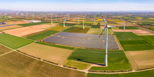 Ein Solarfeld über einer landwirtschaftlichen Fläche.