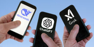 Drei Smartphonebildschirme, die jeweils das Logo eines KI-Chatbots schreiben.