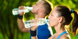 Mann und Frau trinken nach dem Sport