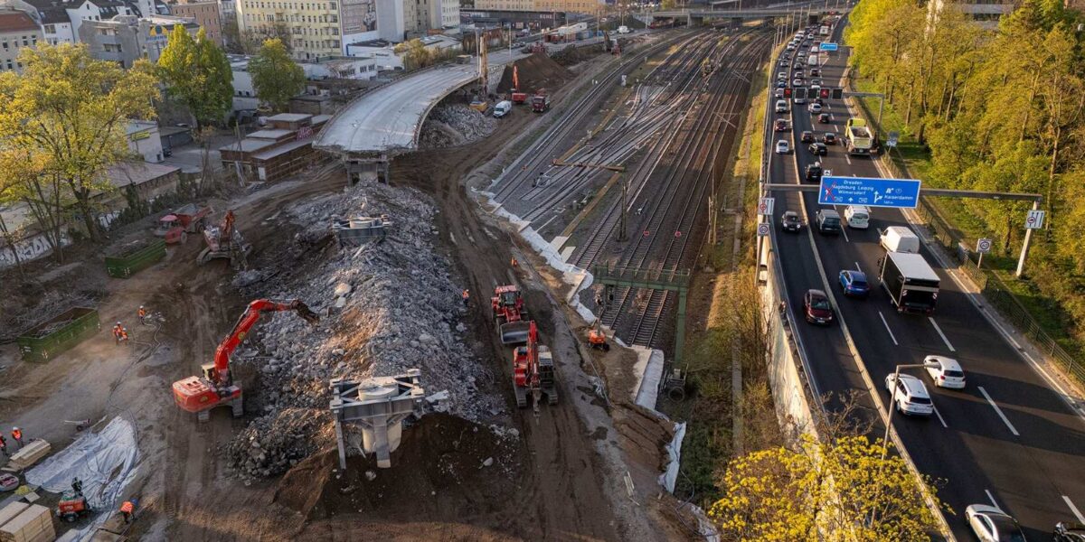Die Westendbrücke in Berlin-Charlottenburg ist eine der verkehrsreichsten Autobahnbrücken im Stadtgebiet. Der Abriss bedeutete auch eine Unterbrechung des Fern- und S-Bahnbetriebs.  Foto: Jost Listemann, TIME:CODE:MEDIA