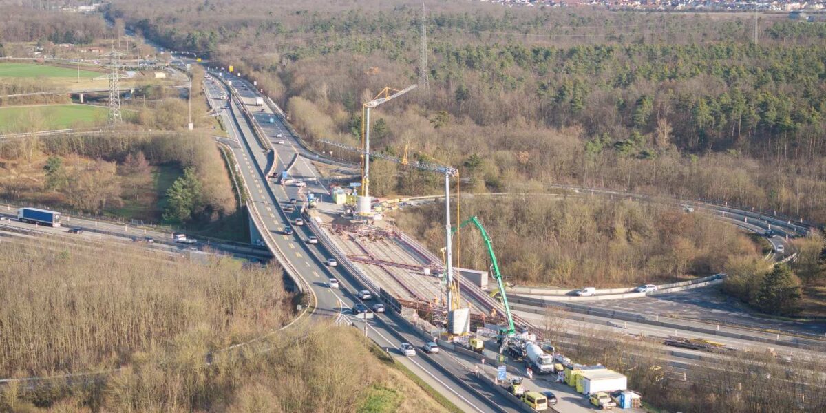 An der A6-Anschlussstelle Schwetzingen/Hockenheim wurde der südliche Überbau der Autobahnüberführung B39 erneuert. Foto: Heidelberg Materials AG, Christian Buck