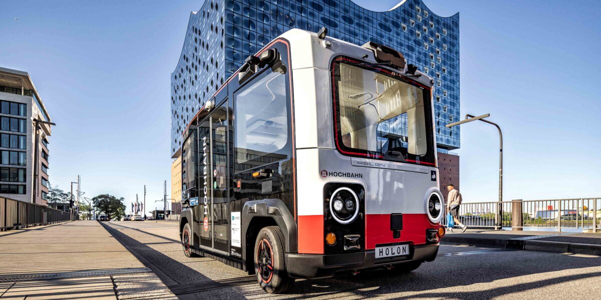 Der Holon Urban vor der Elbphilharmonie