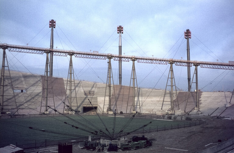 Winden für die Vorspannung des Daches des Olympiastadions mit den provisorischen Stützen für das Ringseil im Hintergrund