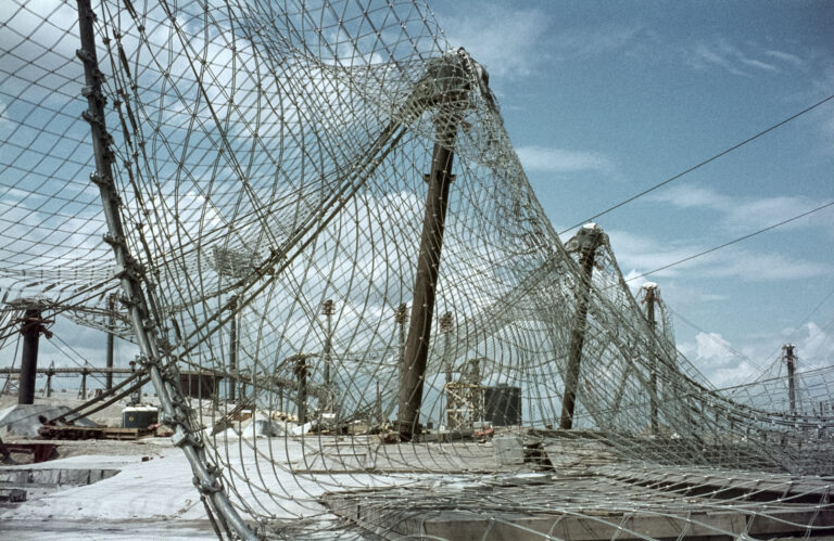 Teilweise hochgezogenes Stahlnetz des Olympiadaches