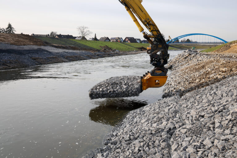 Neue Emschermuendung in den Rhein. Sanierung der Deiche nach Deicherosion beim Hochwasser 2023