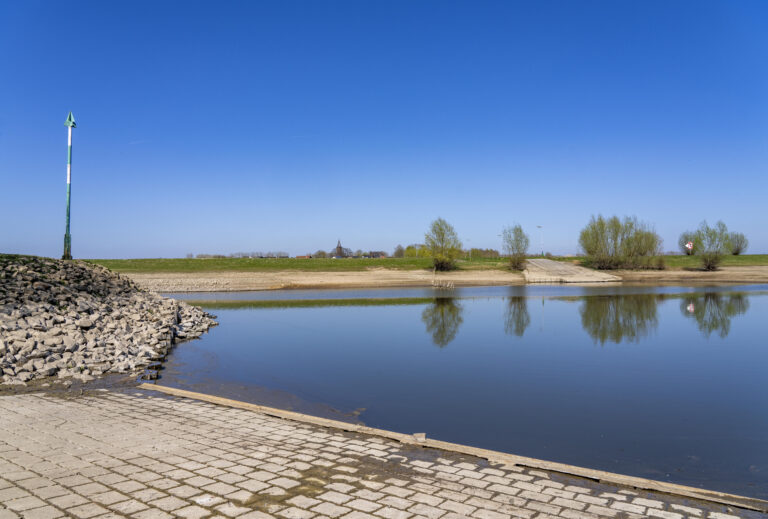Das Dorf Schenkenschanz, gehört zu Kleve am Niederrhein, 9 Zehntel der Gemarkung liegen im Überflutungsbereich des Rheins, der Ort wird von einer Hochwasserschutzmauer umgeben