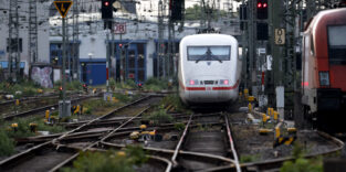 Zug vor einer Weiche