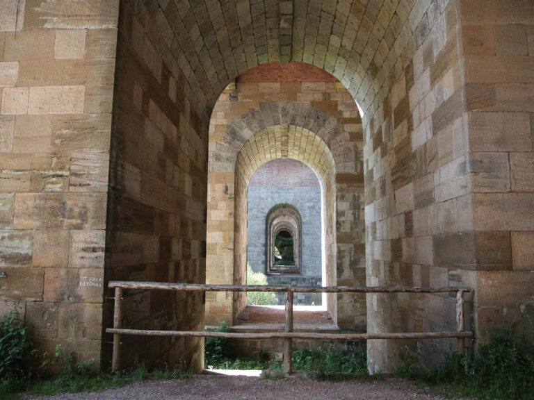 Blick ins Quergewölbe der Göltzschtalbrücke im Sommer 2025