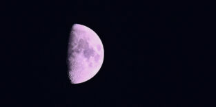 Mondoberfläche im Schatten