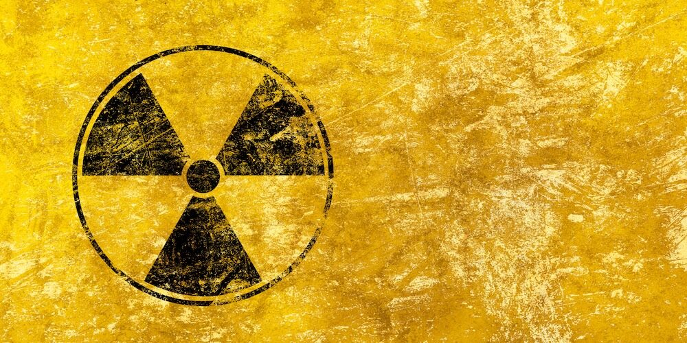 Symbol für Atomkraft auf gelber Wand