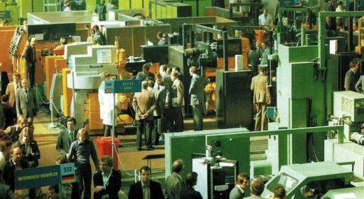 Die Maschinen sahen 1977 noch anders aus – die Anzüge auch. Foto: Deutsche Messe