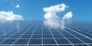 Solarmodule vor blauem Himmel mit leichten Wolken.