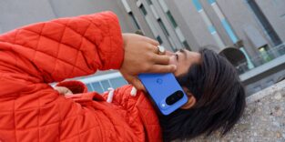 Entspannt im Alltag: Ein Nutzer hält das neue Google Pixel 10 in der Hand – mit drei Kameras und KI-Funktionen.