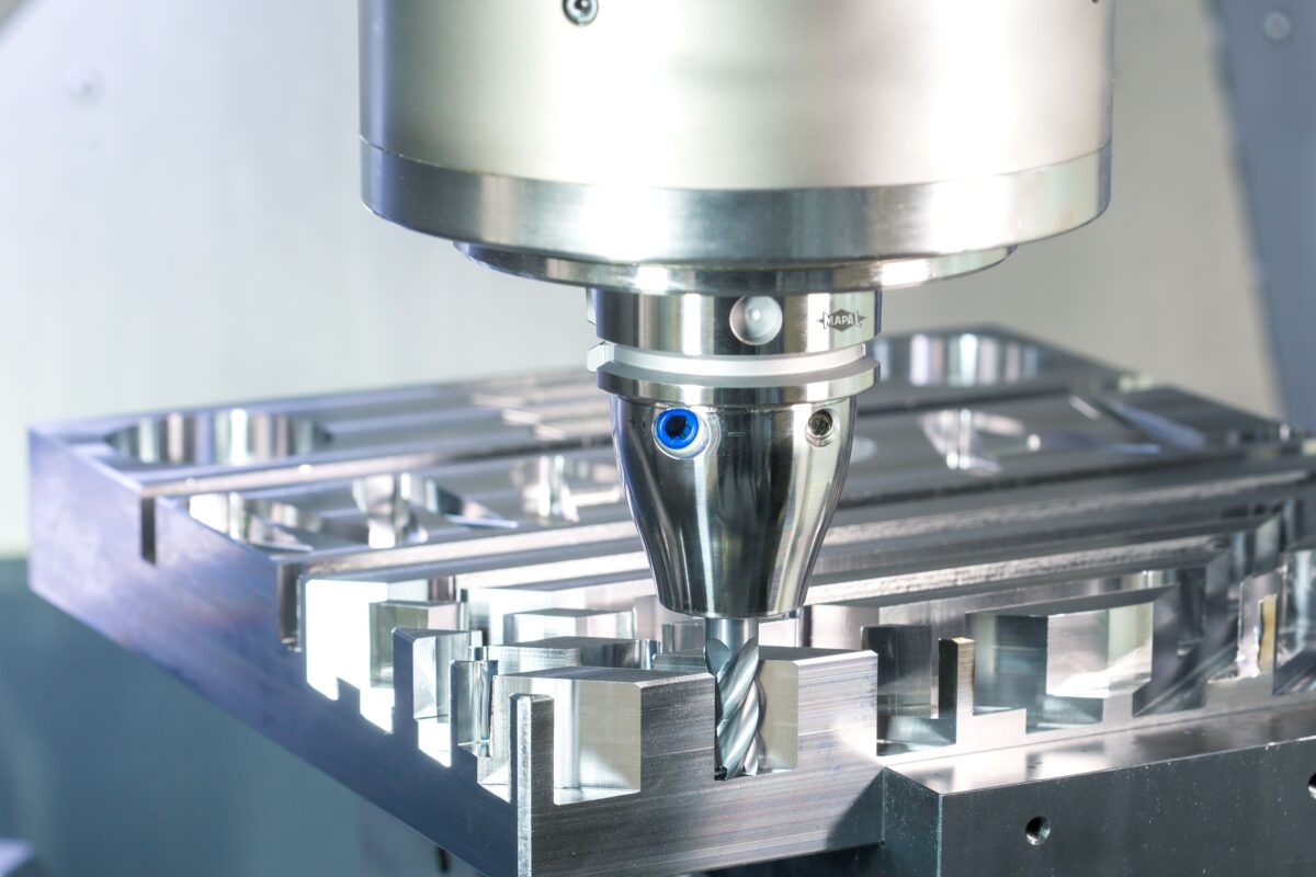 Die dritte Generation des Vollhartmetallfräsers OptiMill-Uni-HPC wurde speziell für moderne, automatisierte Fertigungsprozesse entwickelt. Im Fokus steht die maximale Prozesssicherheit. Foto: Mapal