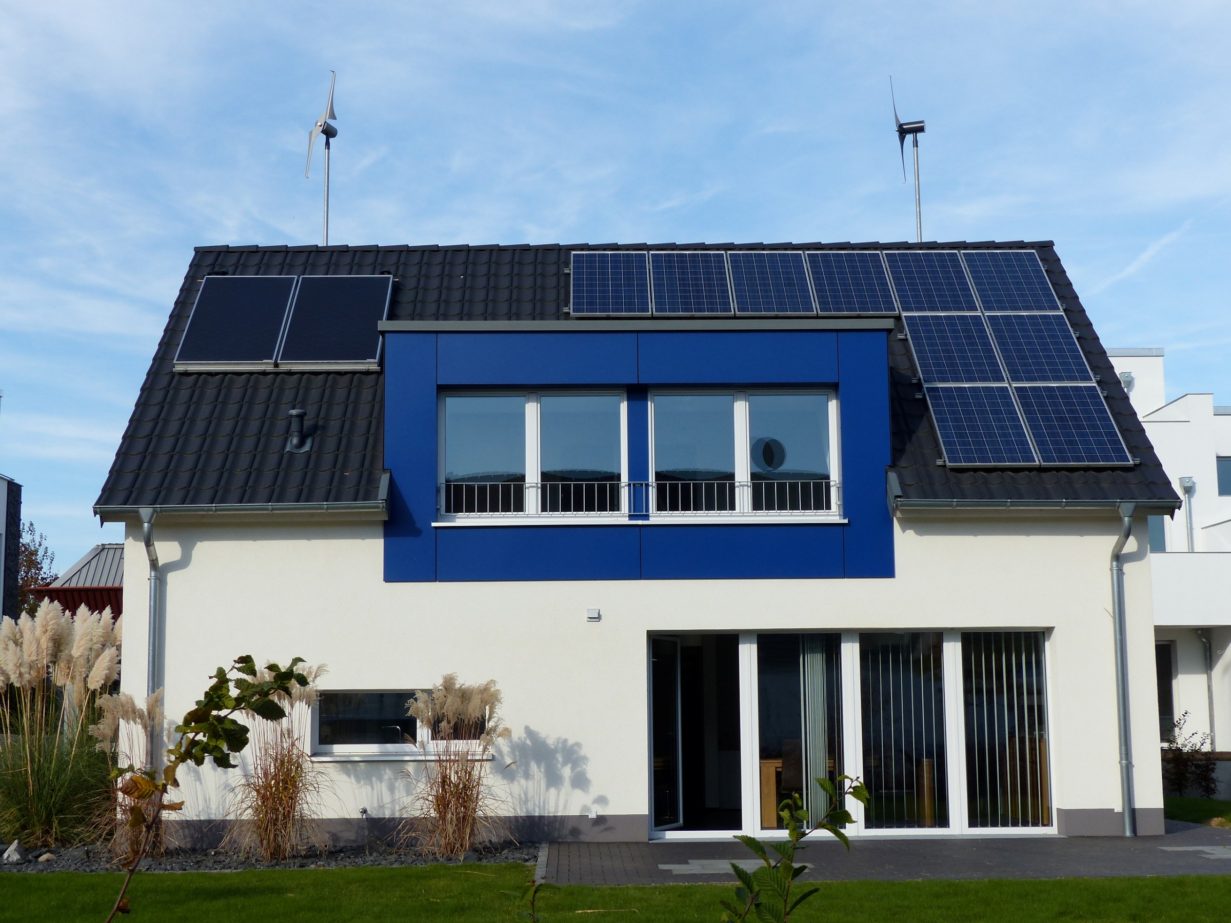 Mikrowindkraft auf dem eines Einfamilienhauses. Die Anlage von Skywind, von denee zwei im Bild zu sehen sind, hat eine zertifizierte Leistung von 0,61 kW. Foto: SkyWind Energy GmbH