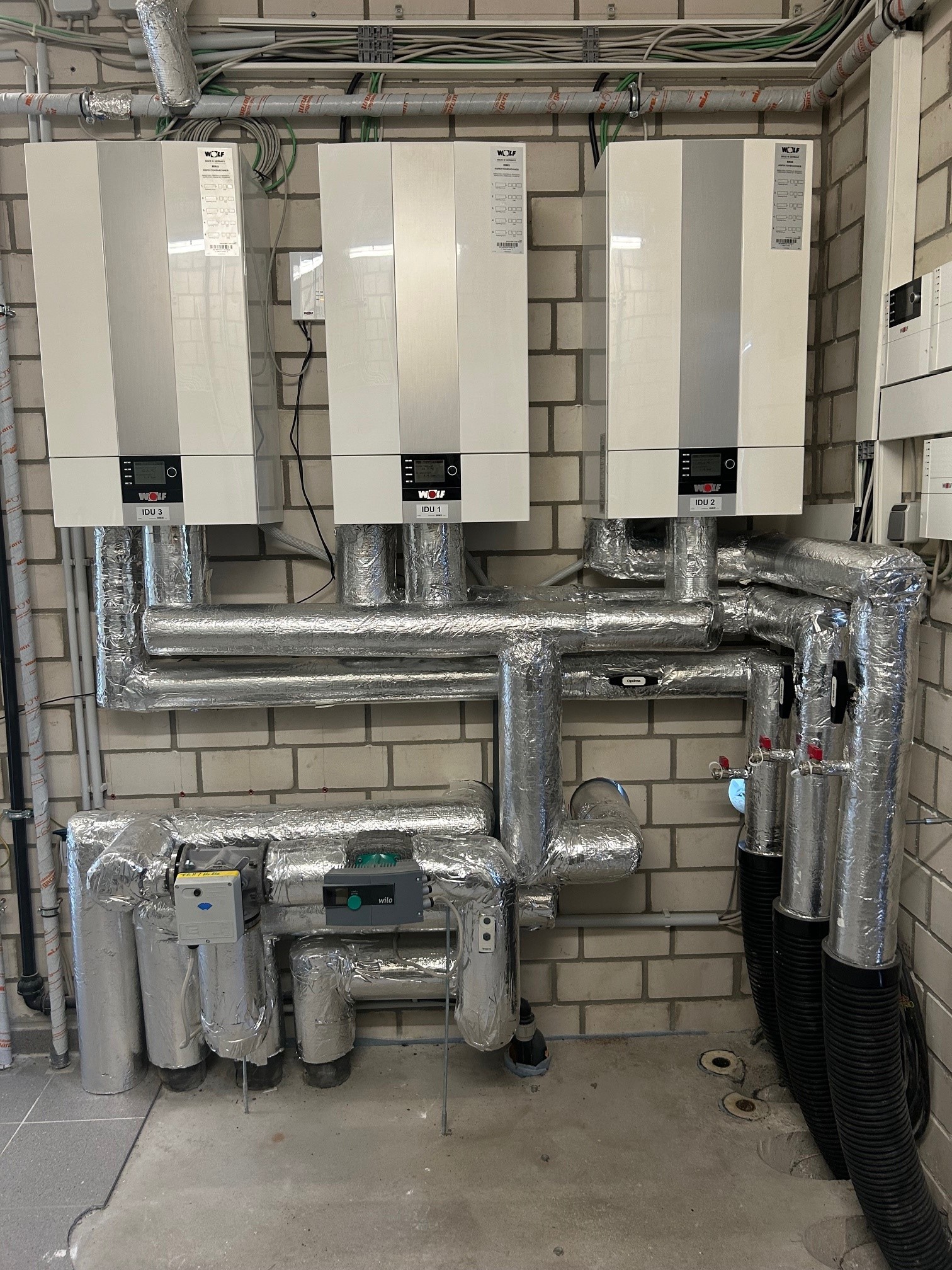 Die Vorlauftemperatur der Fußbodenheizung beträgt 32 °C, die Temperatur des Rücklaufs wird durch die internen Wärmequellen von 25 °C auf bis zu 27 °C angehoben. Foto: KIS GmbH