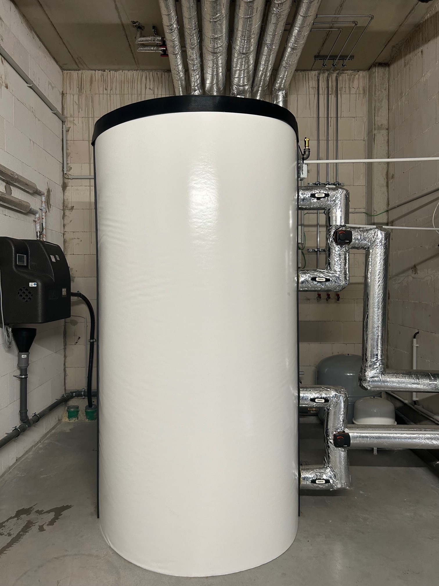 Alt- und Neubau werden durch zwei eigenständige Heizungskreisläufe versorgt, in die jeweils ein 1,5 Kubikmeter fassender Schichtenspeicher integriert ist. Foto: KIS GmbH