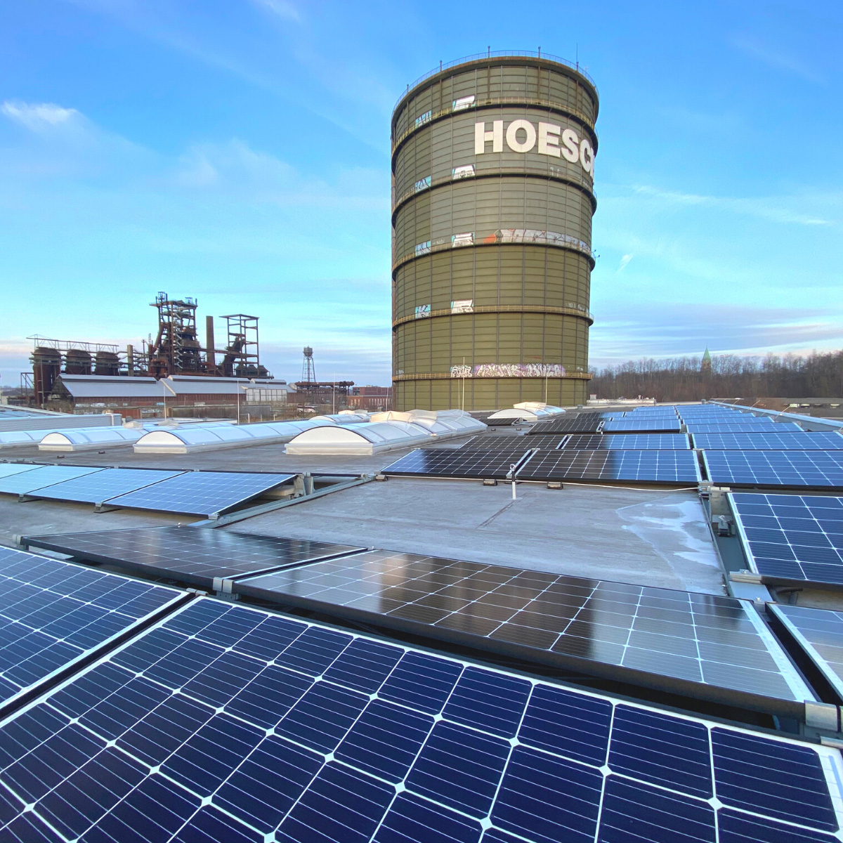 Der Strom aus den PV-Anlagen sowie zusätzlicher Grünstrom aus einem dynamischen Tarifmodell fließt zunächst in die Stromspeicher und Akkus von E-Autos, kann aber auch direkt von Wärmepumpen genutzt werden. Foto: KIS GmbH