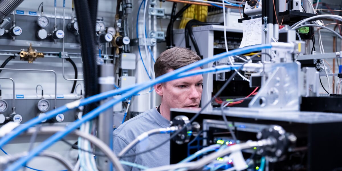Johan Bielecki an der Experimentierstation „Single Particles Biomolecules and Clusters/Serial Femtosecond Crystallography“ (SPB/SFX) von European XFEL, an der das Experiment durchgeführt wurde. Foto: European XFEL
