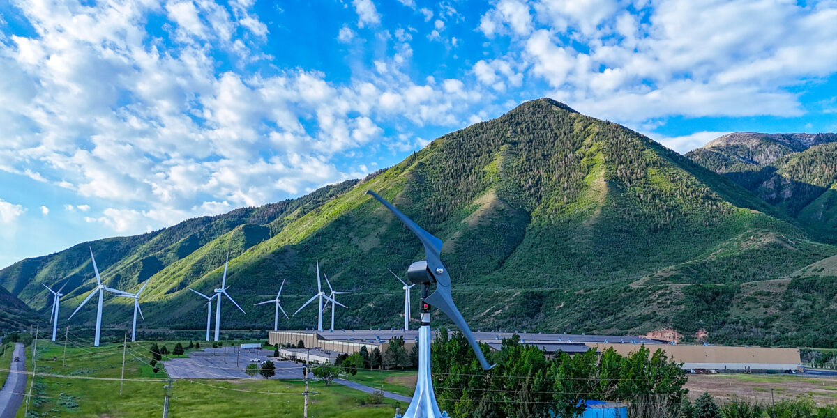 Mit dem Produkt des deutschen Start-ups Skywind Energy hat erstmals eine Kleinwindkraftanlage mit weniger als 1 kW Leistung erfolgreich eine Standardzertifizierung durchlaufen. Das Bild zeigt die Anlage (Vordergrund) im Testfeld.
Foto: SkyWind Energy GmbH