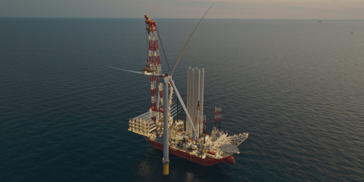 Offshore-Montage von Rotorblättern. Foto: RWE