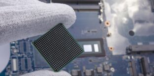 Chip zwischen Daumen und Zeigefinger festgehalten