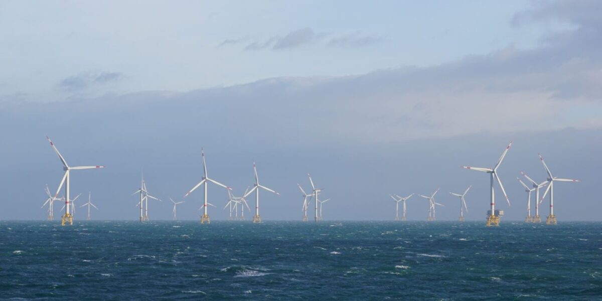 Windenergieanlagen befinden sich häufig im Meer und sind damit für Wartungsarbeiten nur schwer zugänglich. Ein neuer Chip soll helfen, Schäden aus der Ferne zu erkennen. Foto: Fraunhofer IWES/Gerrit Wolken-Möhlmann