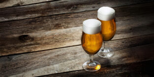 Zwei Gläser mit Bier