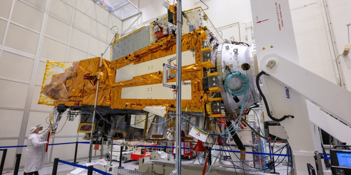 Der Satellit Metop-SG-A1 bei der Montage im Reinraum. Foto: ESA - M. Pédoussaut