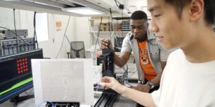 Die Forscher verwendeten eine speziell entwickelte Metasurface, um die Übertragungen zu lenken