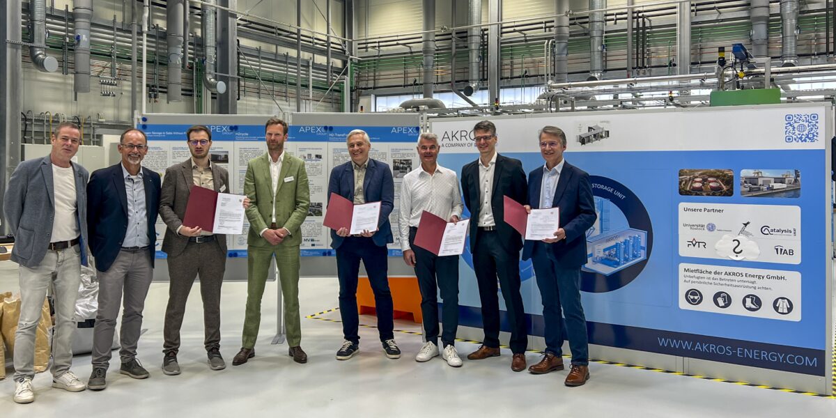 Dr. Wolfgang Blank, Wirtschaftsminister Mecklenburg-Vorpommern (zweiter von links), gemeinsam mit den FormaPort-Projektpartnern, die soeben die Zuwendungsbescheide erhalten haben (rechts: Prof. Dr. Mathias Wilichowski, Hochschule Wismar). Foto: Hochschule Wismar/Kerstin Baldauf



