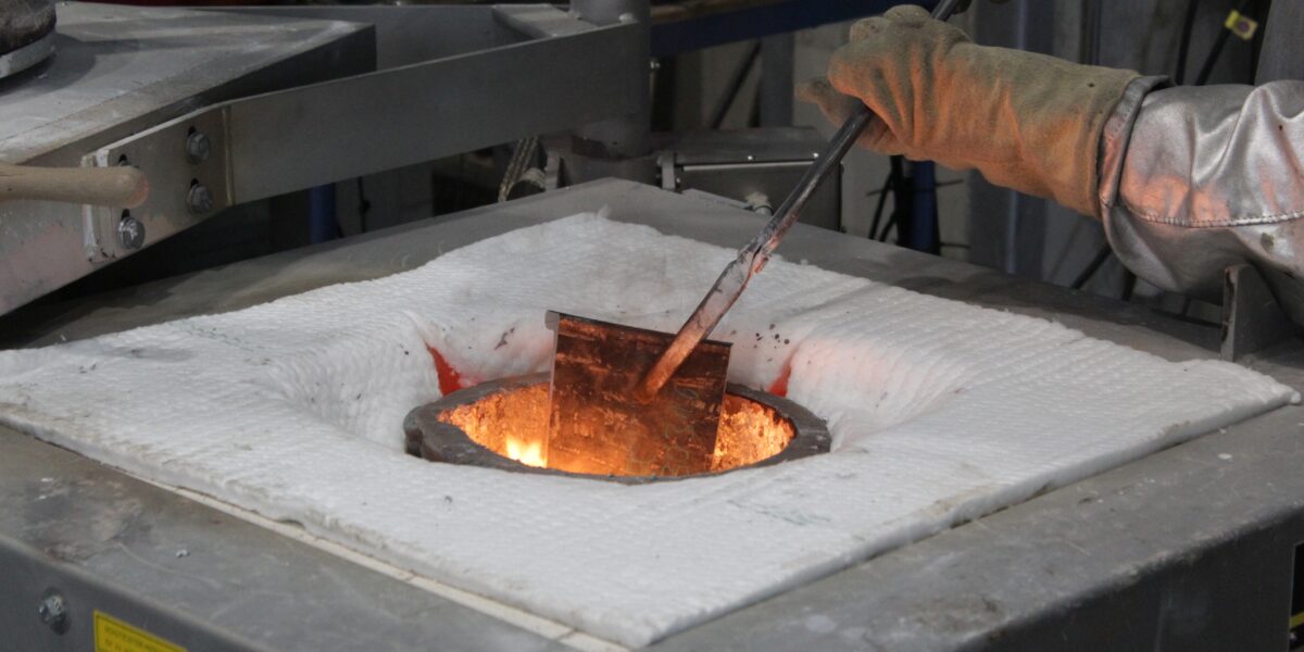 Eine zerkleinerte Felge wird im Ofen eingeschmolzen. Foto: Robert Kleinhans/Fraunhofer IGCV