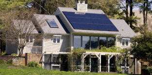 Ein Haus mit einer Solaranlage auf dem Dach.