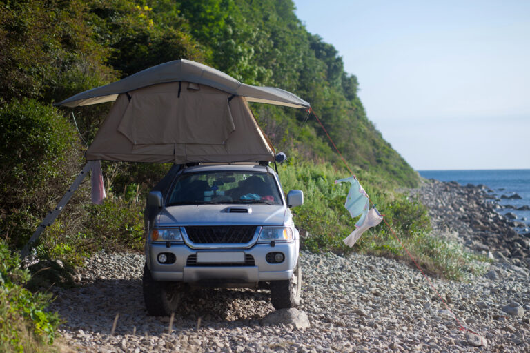 Auto mit Dachzelt am Strand