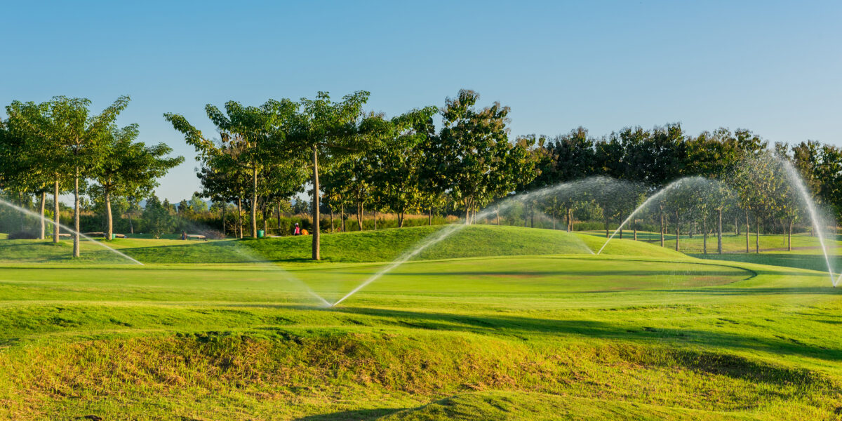 Golfplatz wird bewässert