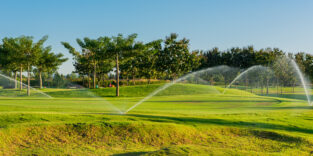 Golfplatz wird bewässert