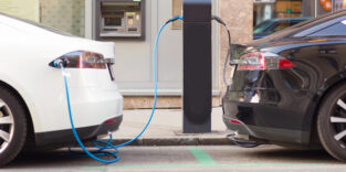 Zwei Elektroautos tanken Strom