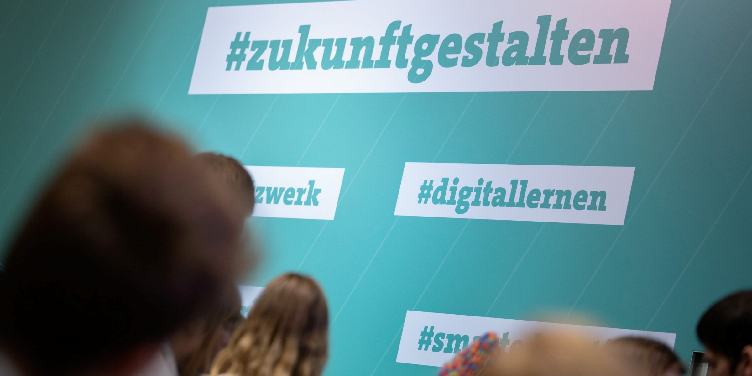 Die Rallye "TECHventure – Technik ist mehr als Mathe" lotst Schüler via Handy zu teilnehmenden Ausstellern und Forschungsinstituten. Foto: Deutsche Messe