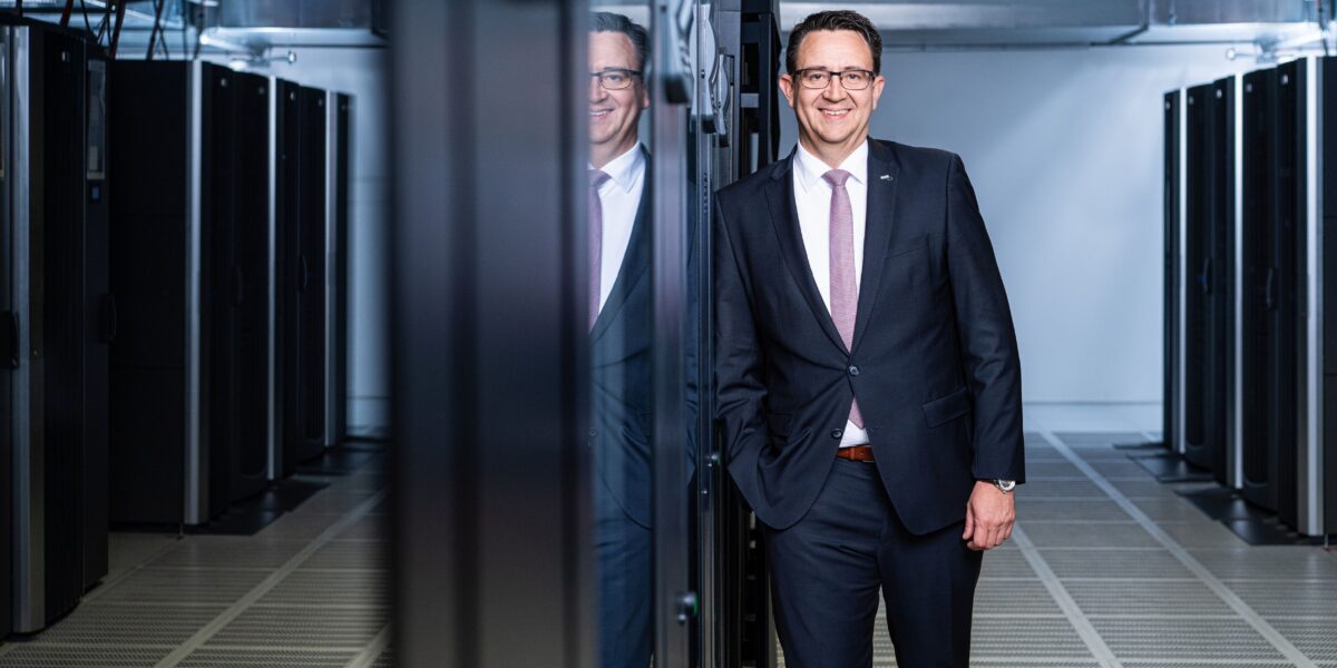 70 internationale Juroren aus Wirtschaft, Politik, Wissenschaft und Medien wählten ihn zum Logistics Leader of the Year 2025: Stefan Hohm, Chief 
Development Officer der Dachser SE. Fotos: Dachser
