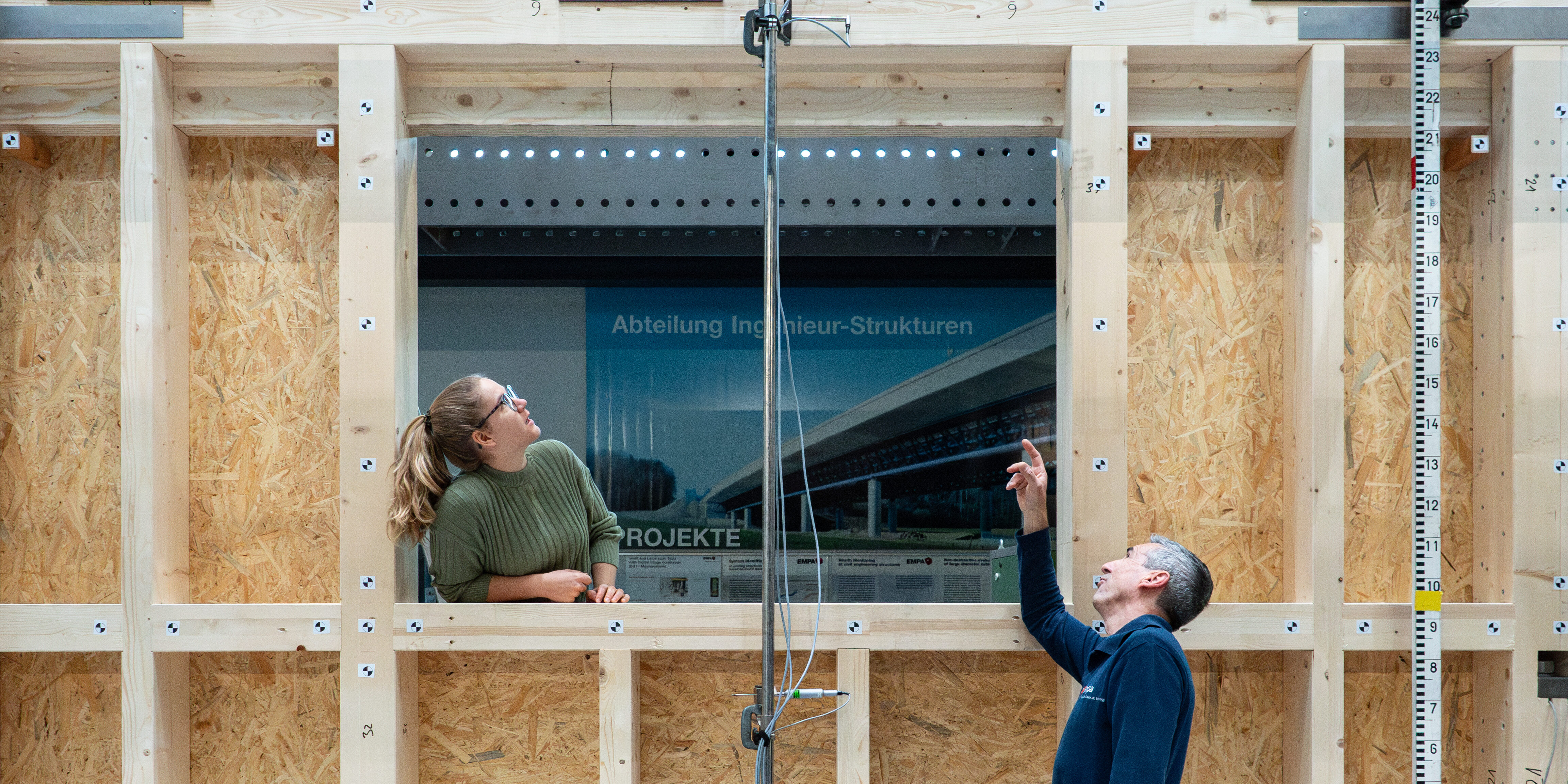 Holzbau knackt die Regel: Fenster tragen mehr als gedacht