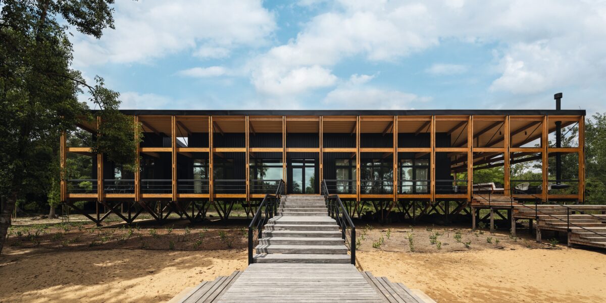 Das Casa Biguá wurde als Wochenendhaus auf einer Insel im Tigre-Delta bei Buenos Aires gebaut. Die Holzbauweise erlaubt eine offene und leichte Konstruktion in der sumpfigen Landschaft direkt am Fluss. Foto: Leonardo Finotti/Schüco International