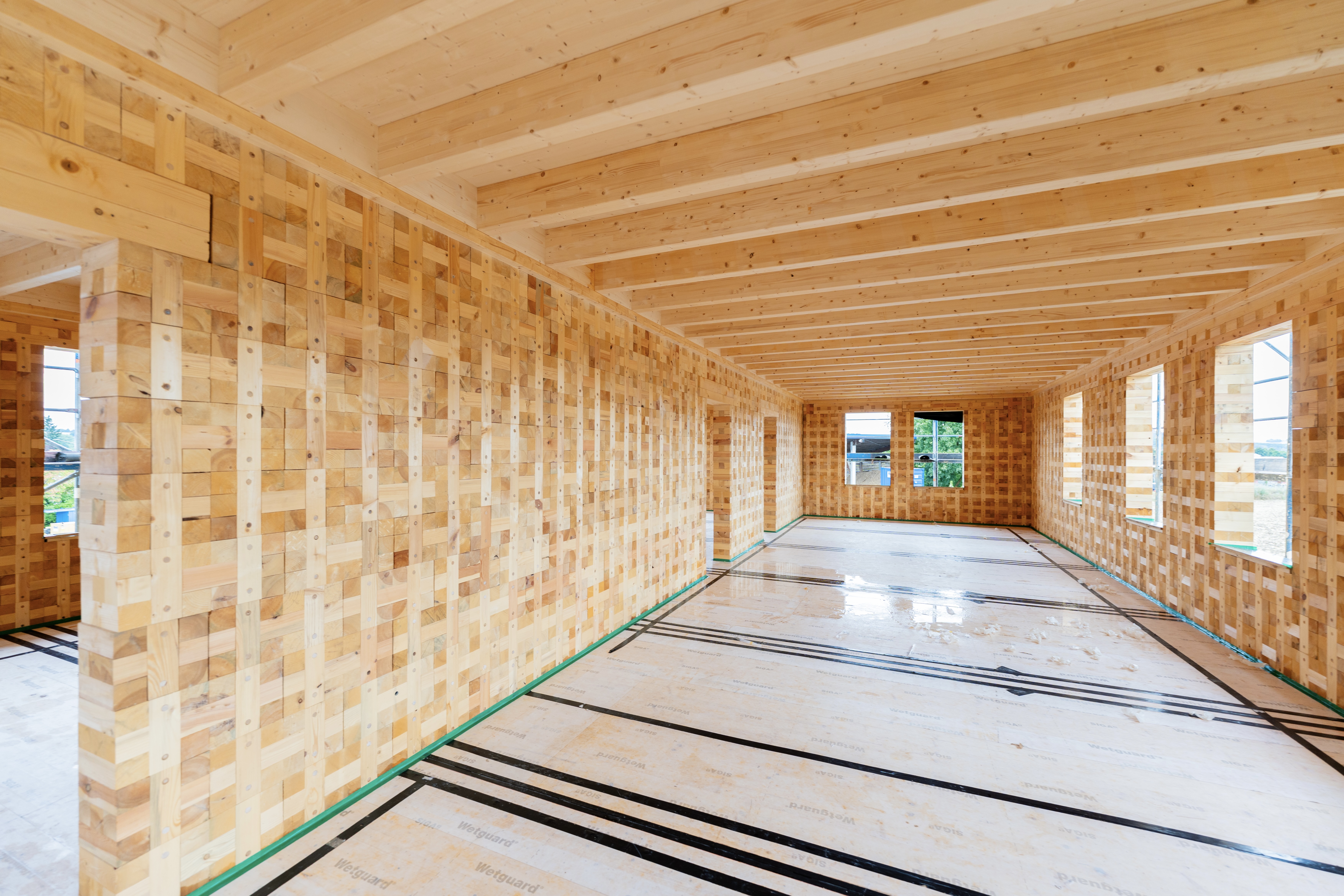 Praxistest auf dem Firmengelände von Raab Bau: Ein ehemaliges Wirtschaftsgebäude wird hier von Grund auf mit den innovativen, nachhaltigen Baustoffen saniert und ausgebaut Im Erdgeschoss wurde eine Kombination aus Lehmsteinen und Triqbriq verbaut, das Obergeschoss besteht, basierend auf einer Massivholzdecke, ausschließlich aus Triqbriqs. Foto: Raab Bau