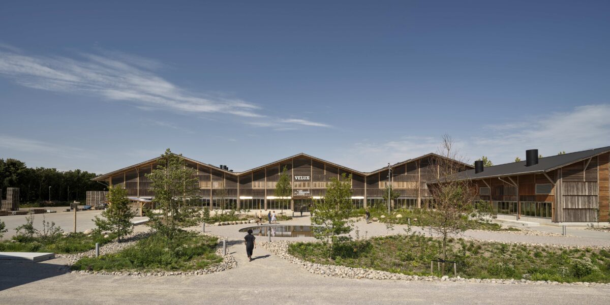 Das LKR Innovation House, neues Forschungs- und Entwicklungszentrum von Velux, ist aus einer ehemaligen Lagerhalle aus Holz entstanden. Foto: Velux / Adam Mørk
