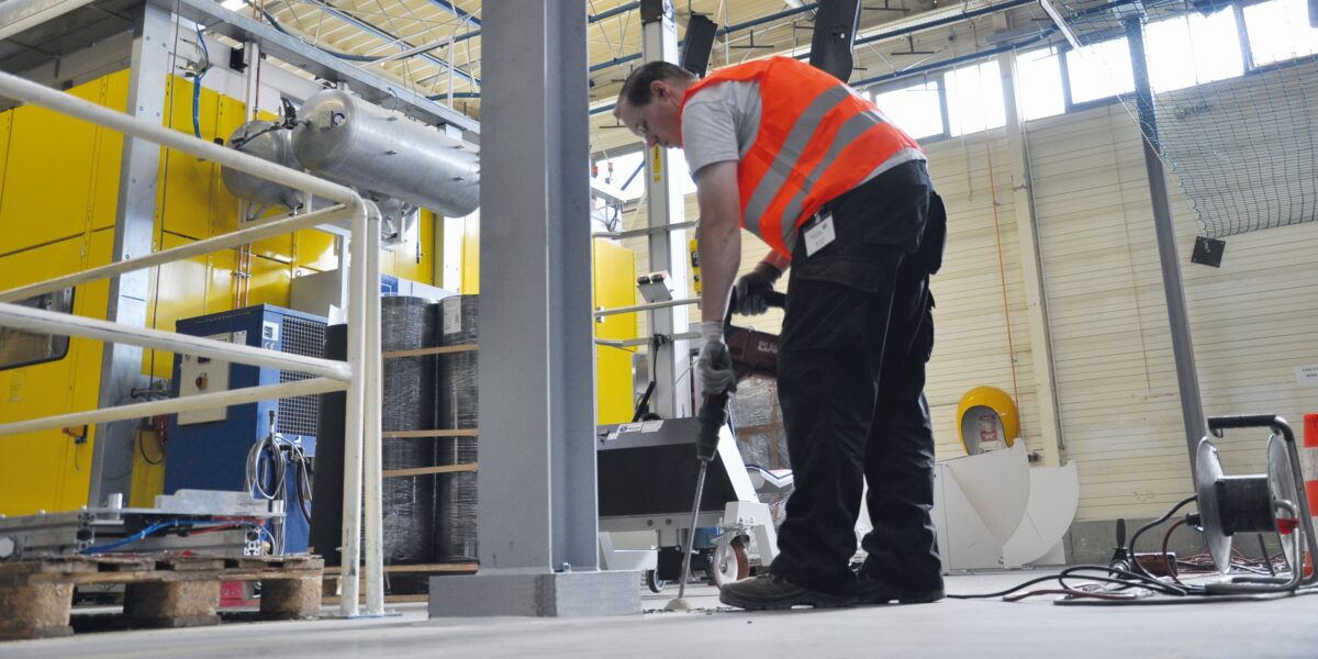 Mit Spezialbohrern werden Bohrlöcher mit einem Durchmesser von 16 cm gesetzt. Foto: Uretek