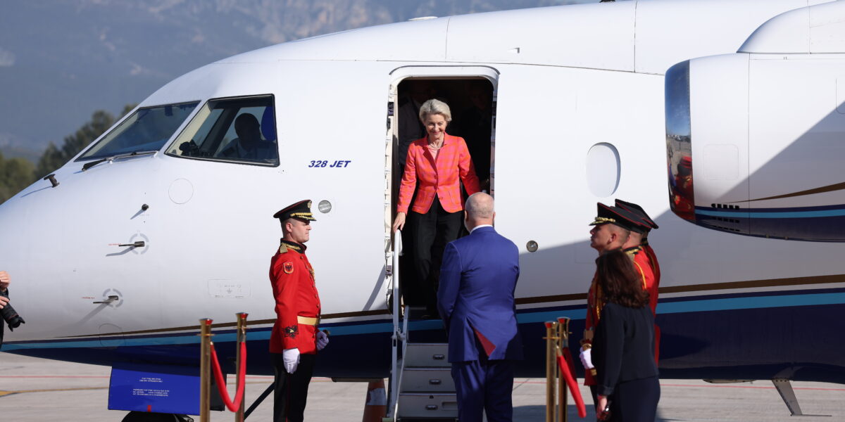 Ursula von der Leyen steigt aus dem Flugzeug