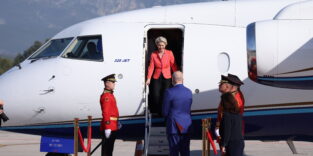 Ursula von der Leyen steigt aus dem Flugzeug