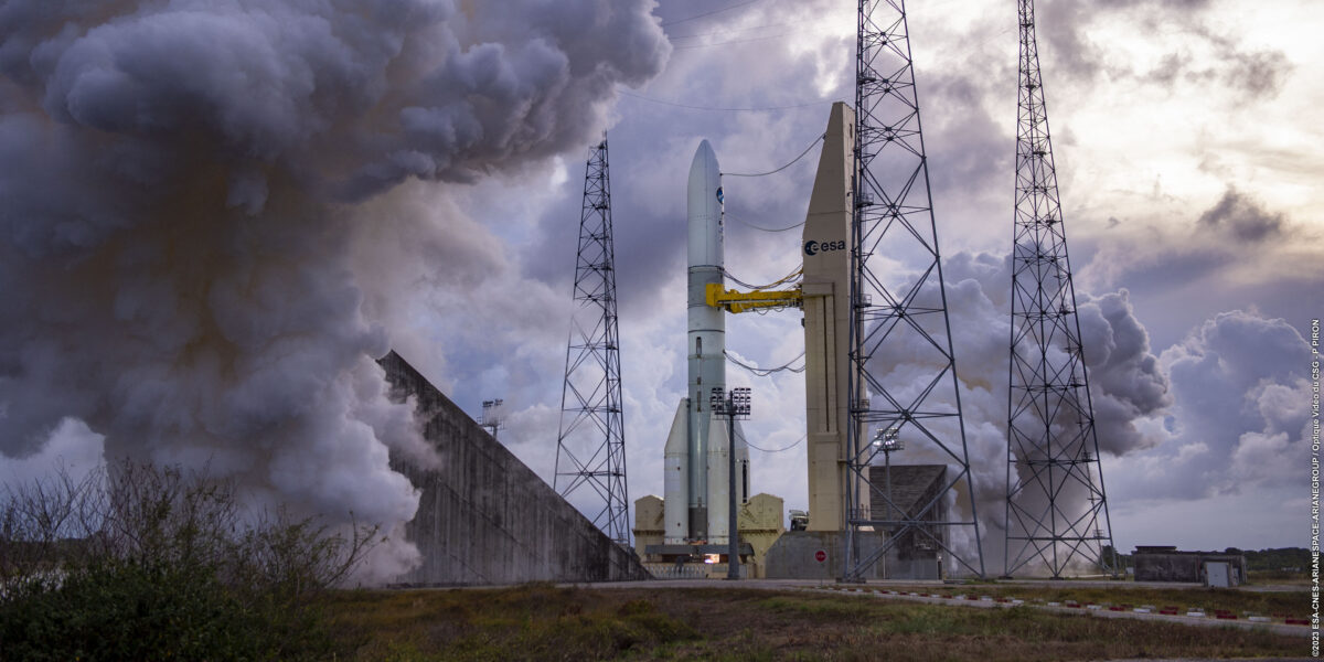 Eine Raumfahrtrakete, die kurz vor dem Start steht.