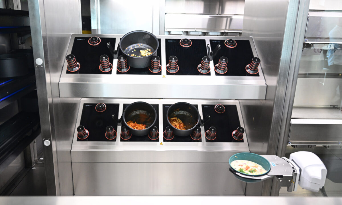 In einer Kantine des Universitätsklinikums in Tübingen kommen die Kochroboter des Hamburger Start-ups goodBytz bereits zum Einsatz. Foto: picture alliance/dpa/Bernd Weißbrod