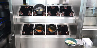 In einer Kantine des Universitätsklinikums in Tübingen kommen die Kochroboter des Hamburger Start-ups goodBytz bereits zum Einsatz. Foto: picture alliance/dpa/Bernd Weißbrod