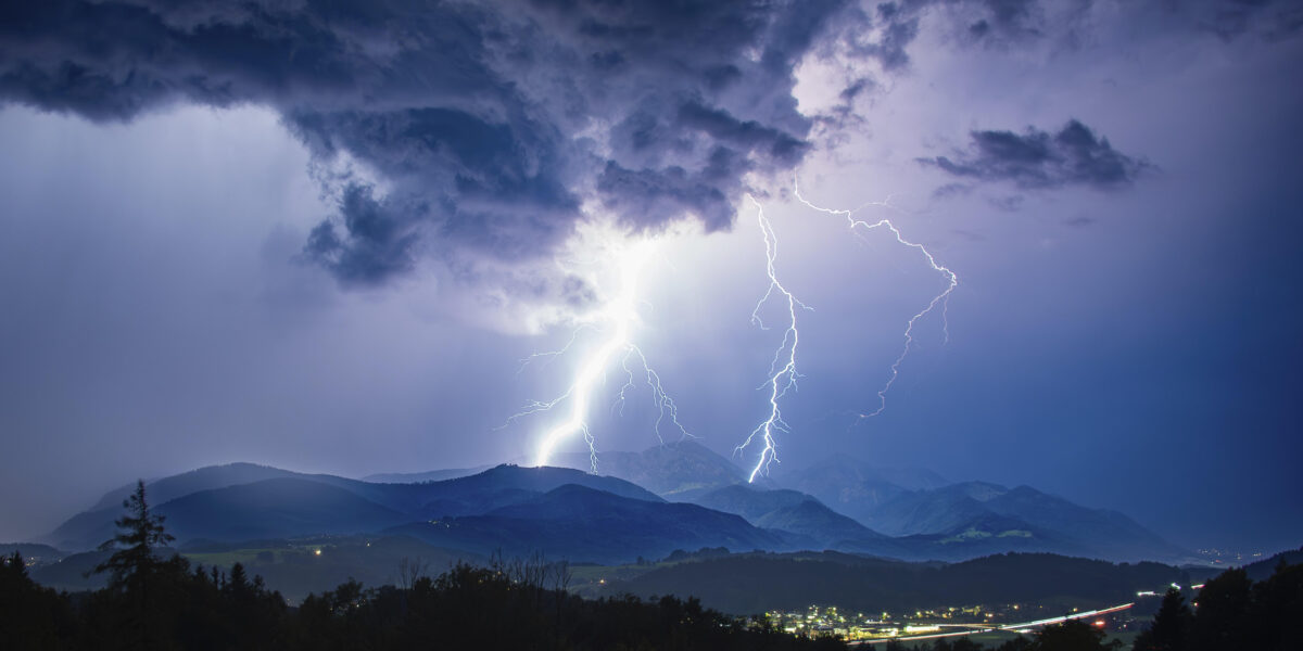 Blitze bei einem heftigen Gewitter über Siegsdorf und dem Hochfelln...